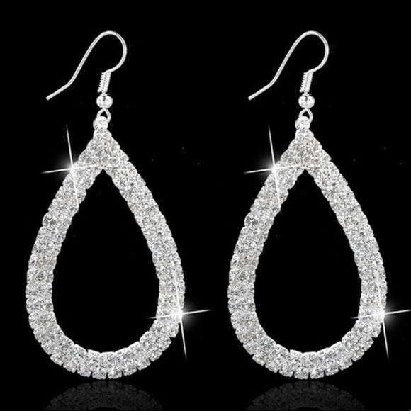 Jewelry - STUNNING 925 Sterling Silver Crystal Drop Earrings